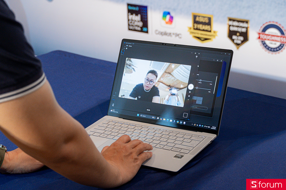 Webcam trên ASUS ExpertBook Ultra