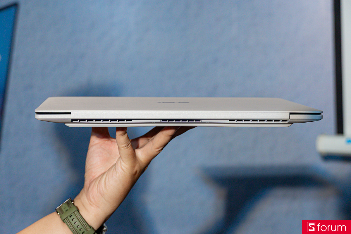 Độ mỏng của ASUS ExpertBook Ultra