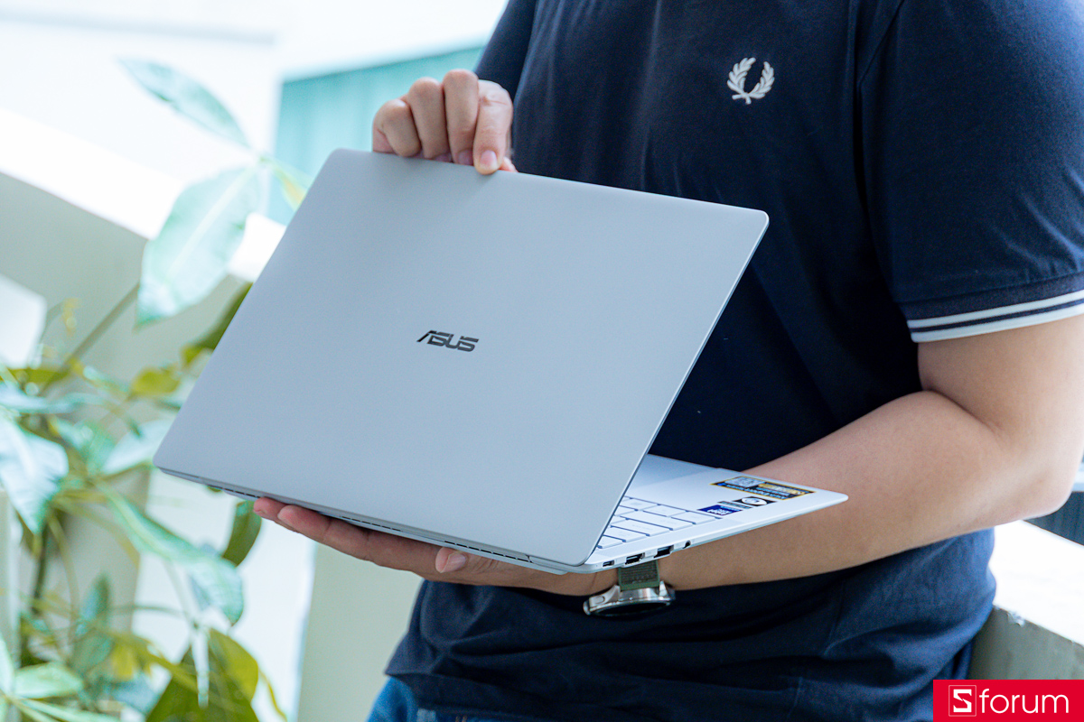 Bản lề của ASUS ExpertBook Ultra