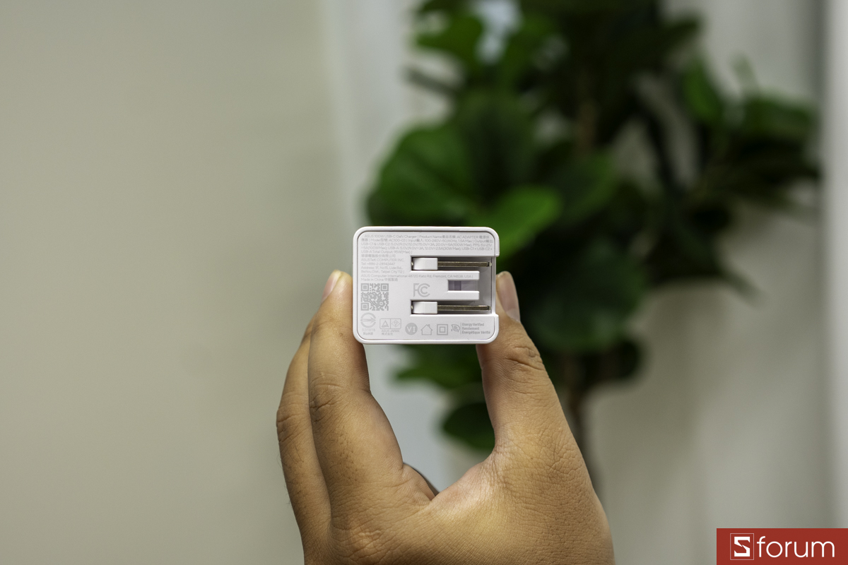 Chân cắm nguồn gấp gọn trên ASUS GaN Charger 100W