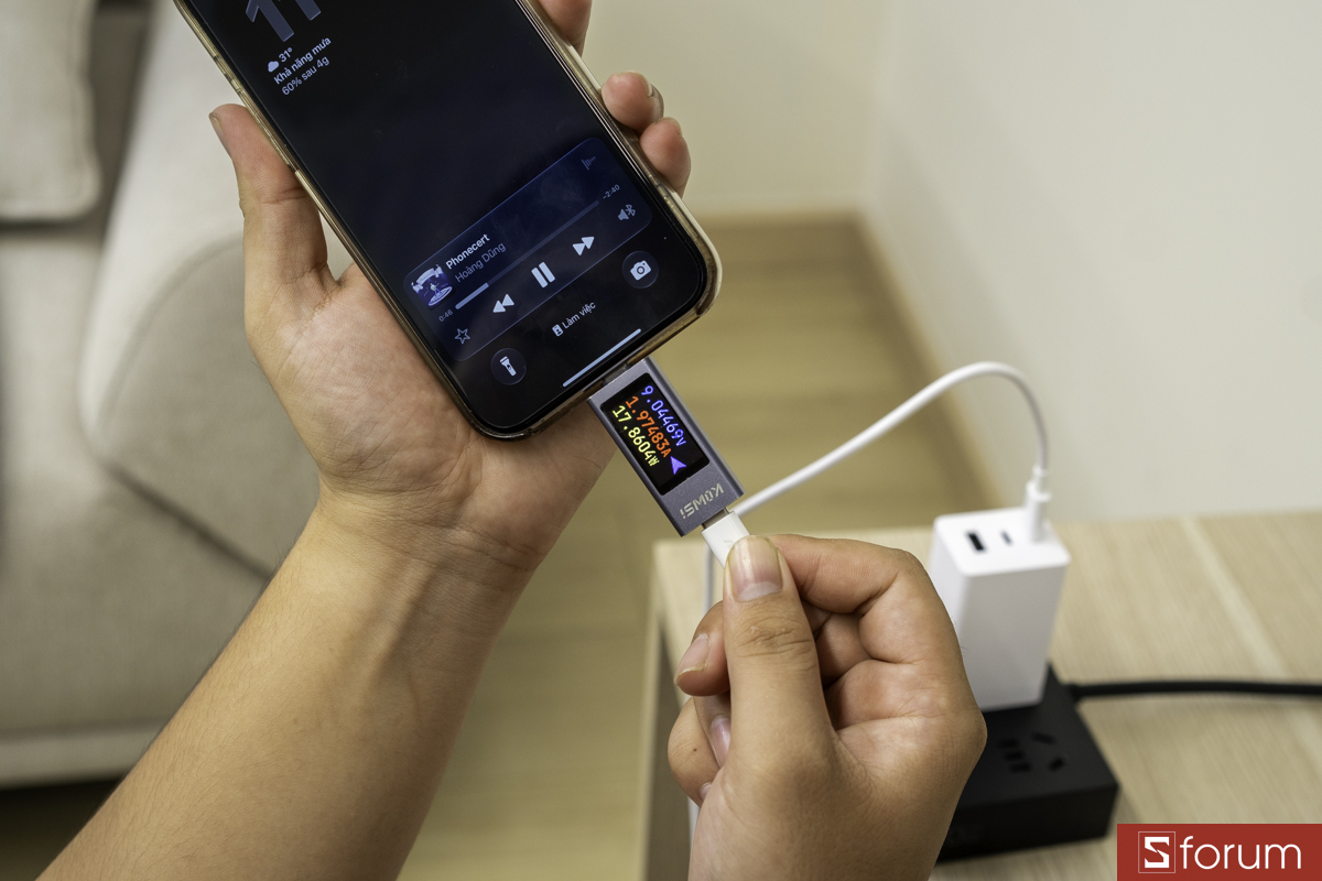 Sạc iPhone 15 Pro Max cùng ASUS GaN Charger 100W