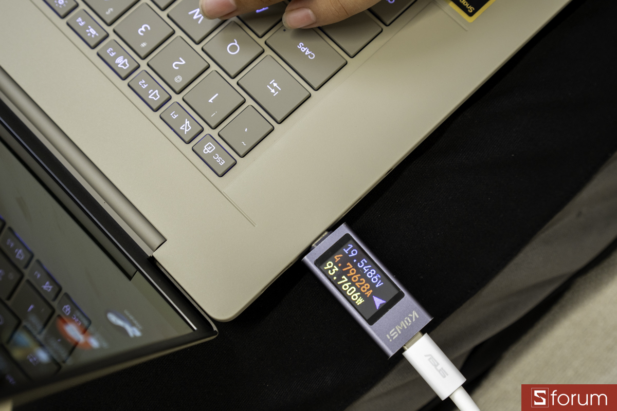 Sạc ASUS ZenBook A16 cùng ASUS GaN Charger 100W