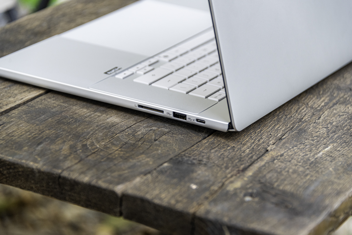 Bản lề trên ASUS ProArt P16