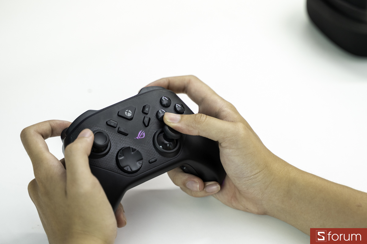 Cảm giác cầm ASUS ROG Raikiri II