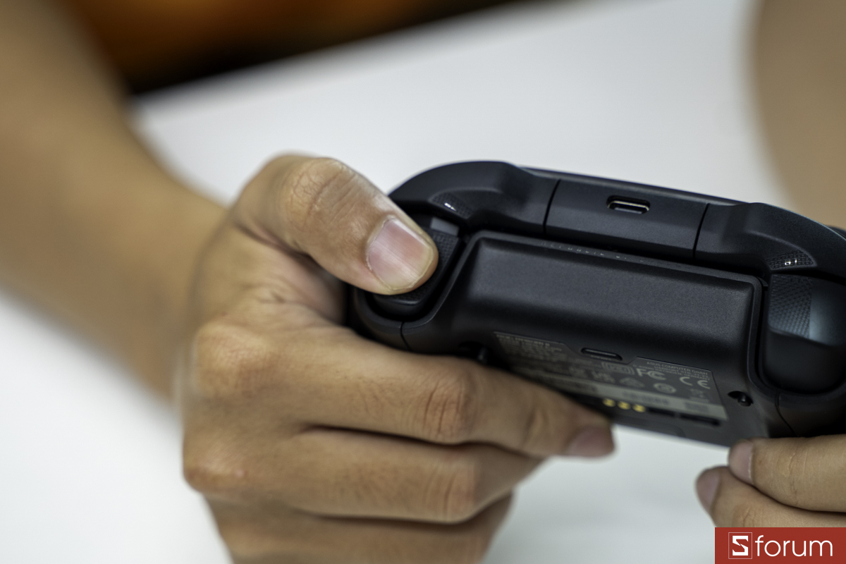 Trigger 2 chế độ trên ASUS ROG Raikiri II