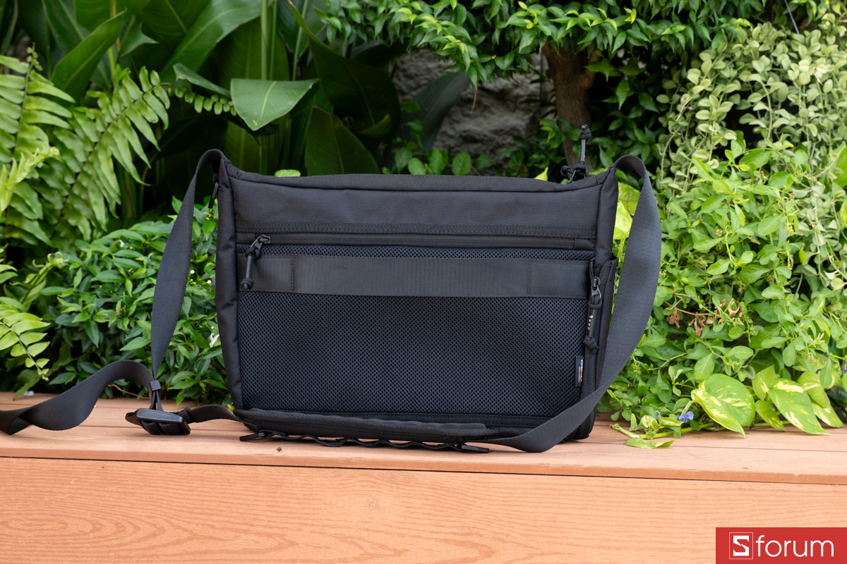 Mặt sau ASUS ROG Archer Messenger 14