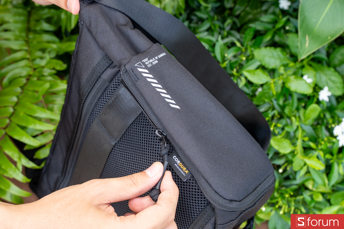 Ngăn chứa bình nước ASUS ROG Archer Messenger 14
