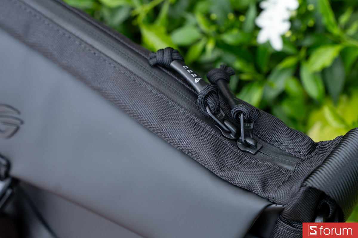 Dây kéo YKK trên ASUS ROG Archer Messenger 14