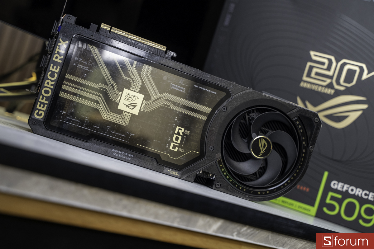 Mặt trên ASUS ROG Astral GeForce RTX 5090 Edition 20
