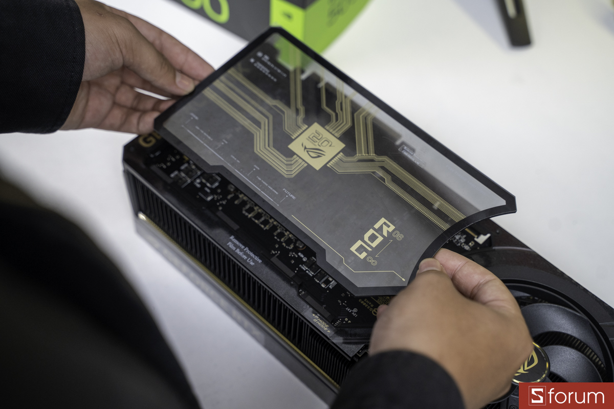 Mặt trên ASUS ROG Astral GeForce RTX 5090 Edition 20