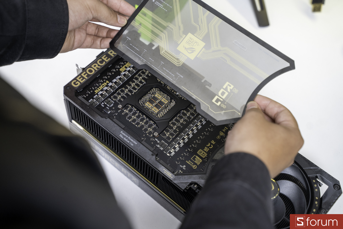 Mặt trên ASUS ROG Astral GeForce RTX 5090 Edition 20