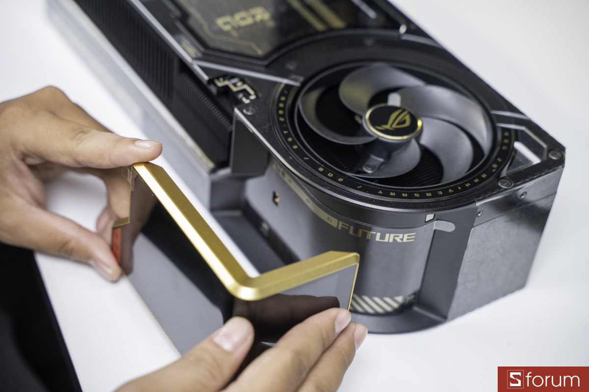 Màn hình AMOLED có thể tháo rời trên ASUS ROG Astral GeForce RTX 5090 Edition 20