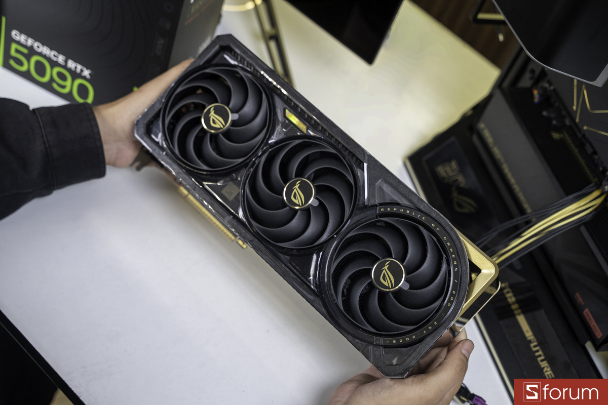 Ngoại hình ASUS ROG Astral GeForce RTX 5090 Edition 20