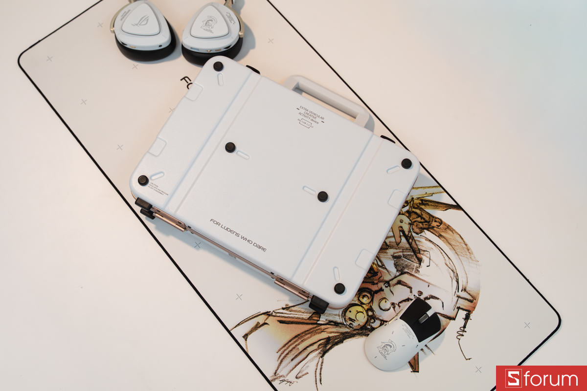 Chiếc vali chứa ASUS ROG Flow Z13 KJP