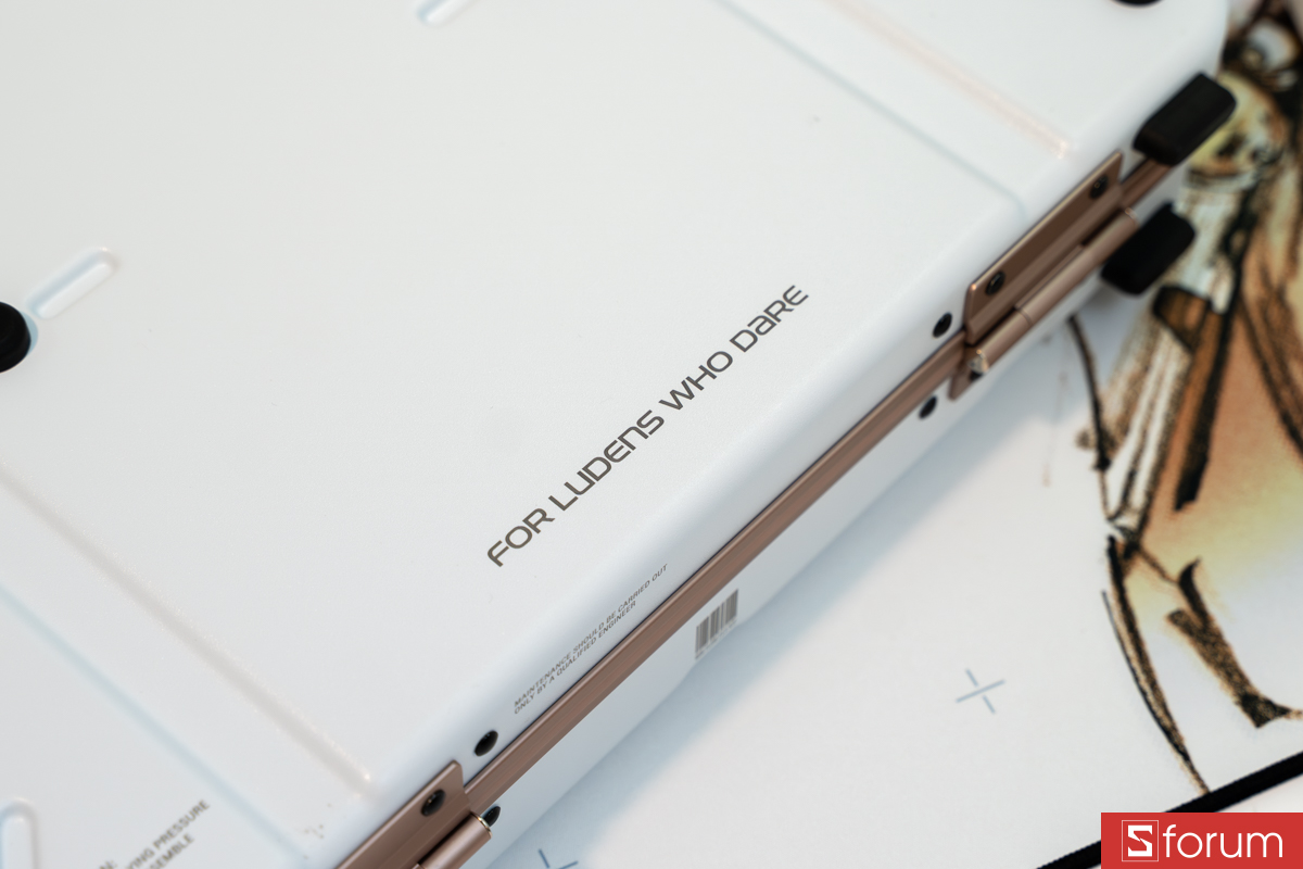 Chiếc vali chứa ASUS ROG Flow Z13 KJP