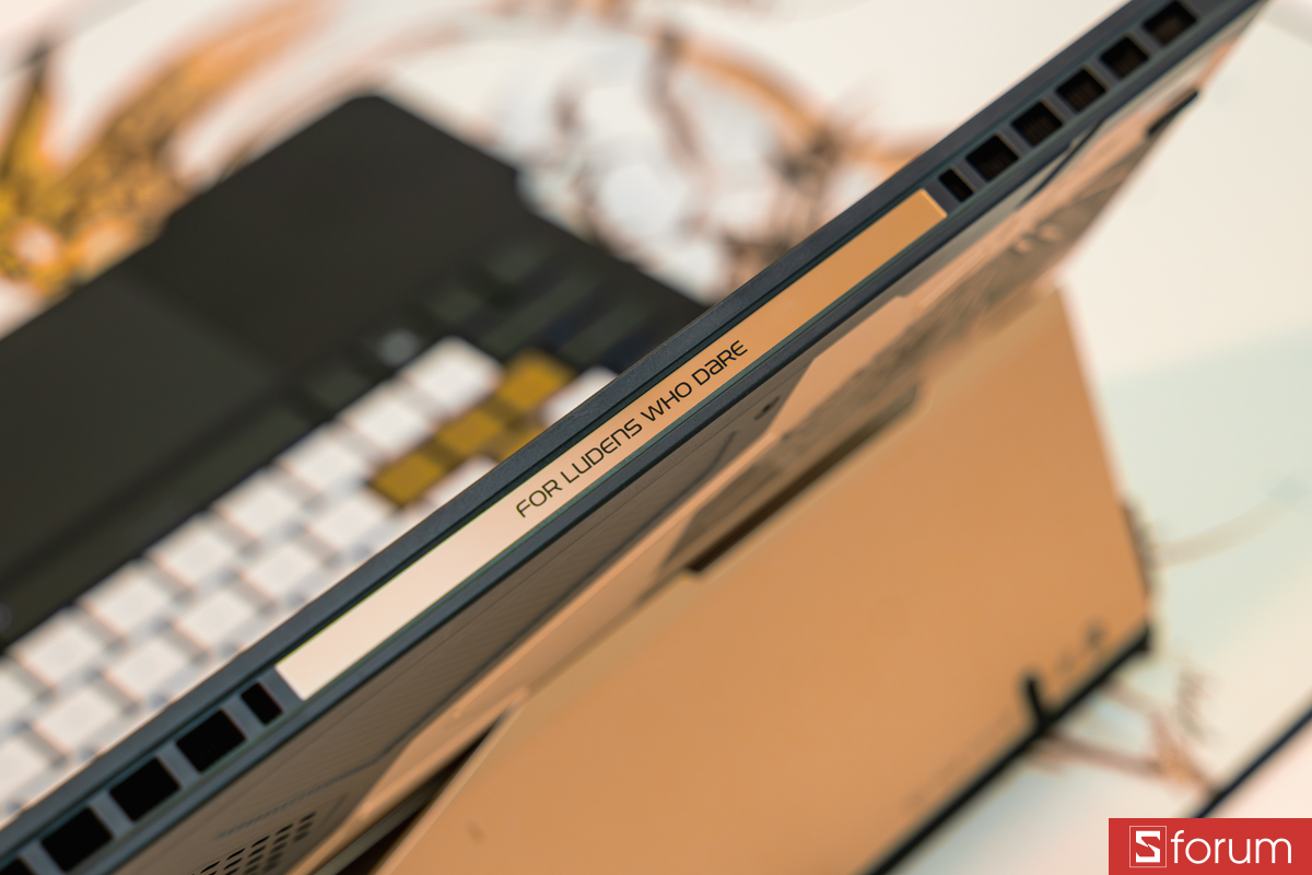 Cạnh trên ASUS ROG Flow Z13 KJP