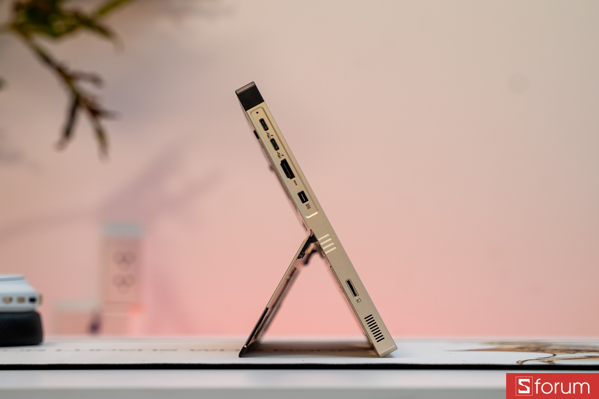 Cạnh trái ASUS ROG Flow Z13 KJP