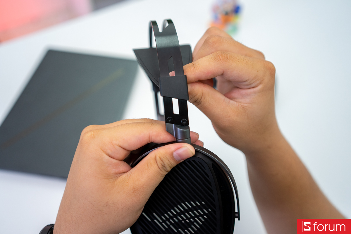 Hệ thống bản lề trên ASUS ROG Kithara