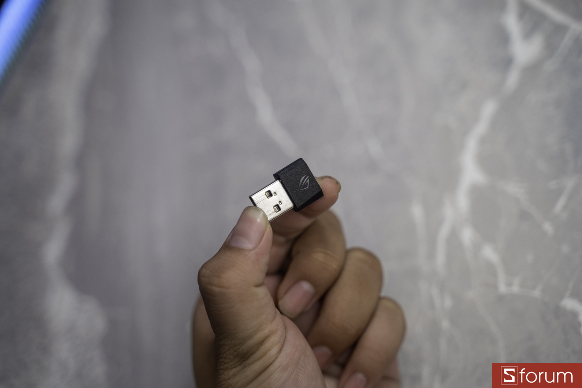 Adapter USB-C sang USB-A đi kèm ASUS ROG Pelta Core