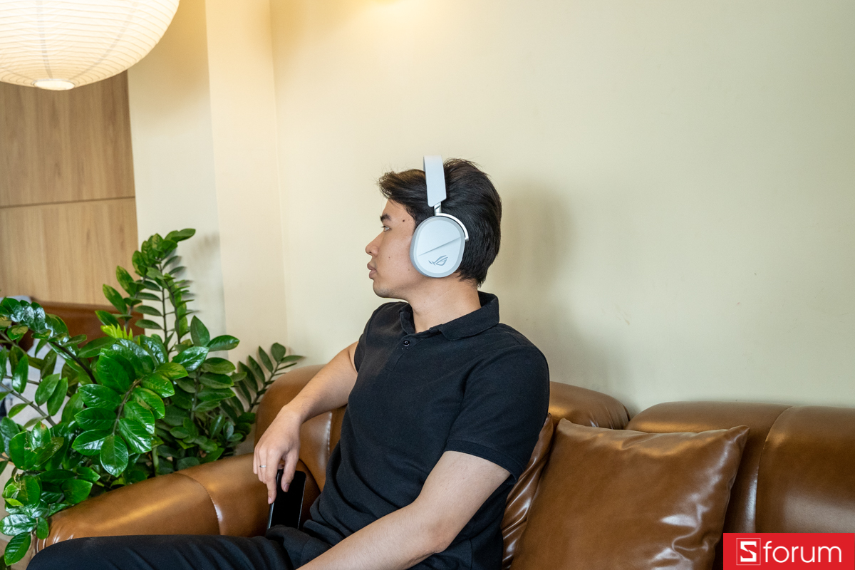 Nghe nhạc trên ASUS ROG Pelta