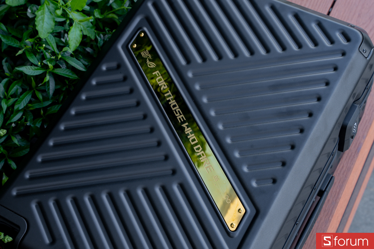 Điểm nhấn trên ASUS ROG SLASH Hard-Case Luggage Edition 20