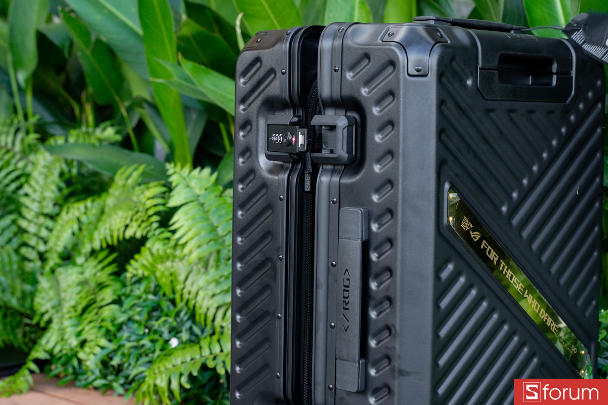 Mở khóa ASUS ROG SLASH Hard-Case Luggage Edition 20