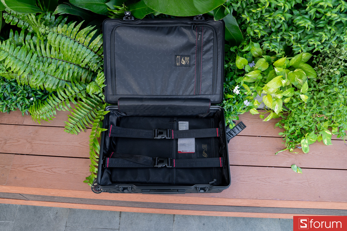 Hệ thống ngăn bên trong ASUS ROG SLASH Hard-Case Luggage Edition 20