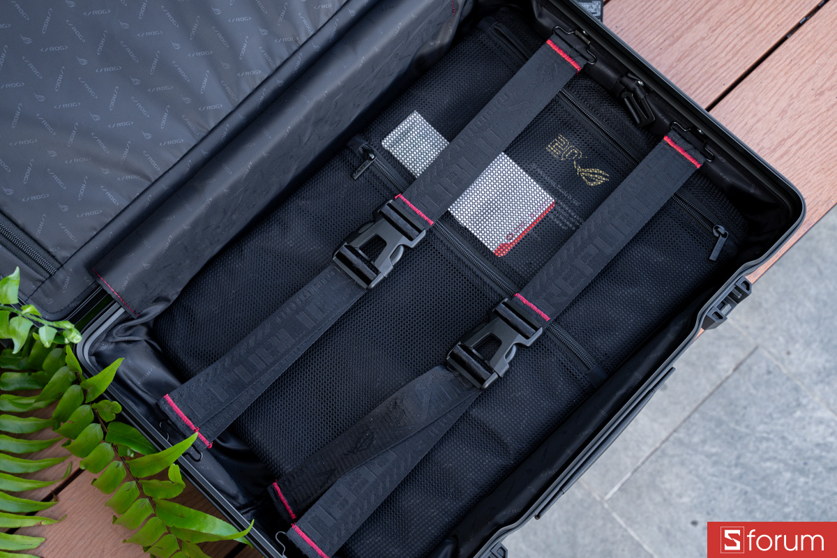 Hệ thống ngăn bên trong ASUS ROG SLASH Hard-Case Luggage Edition 20