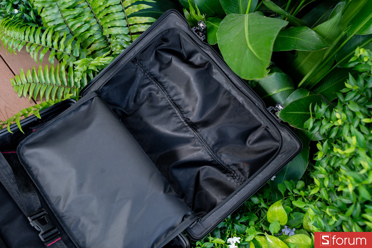 Hệ thống ngăn bên trong ASUS ROG SLASH Hard-Case Luggage Edition 20