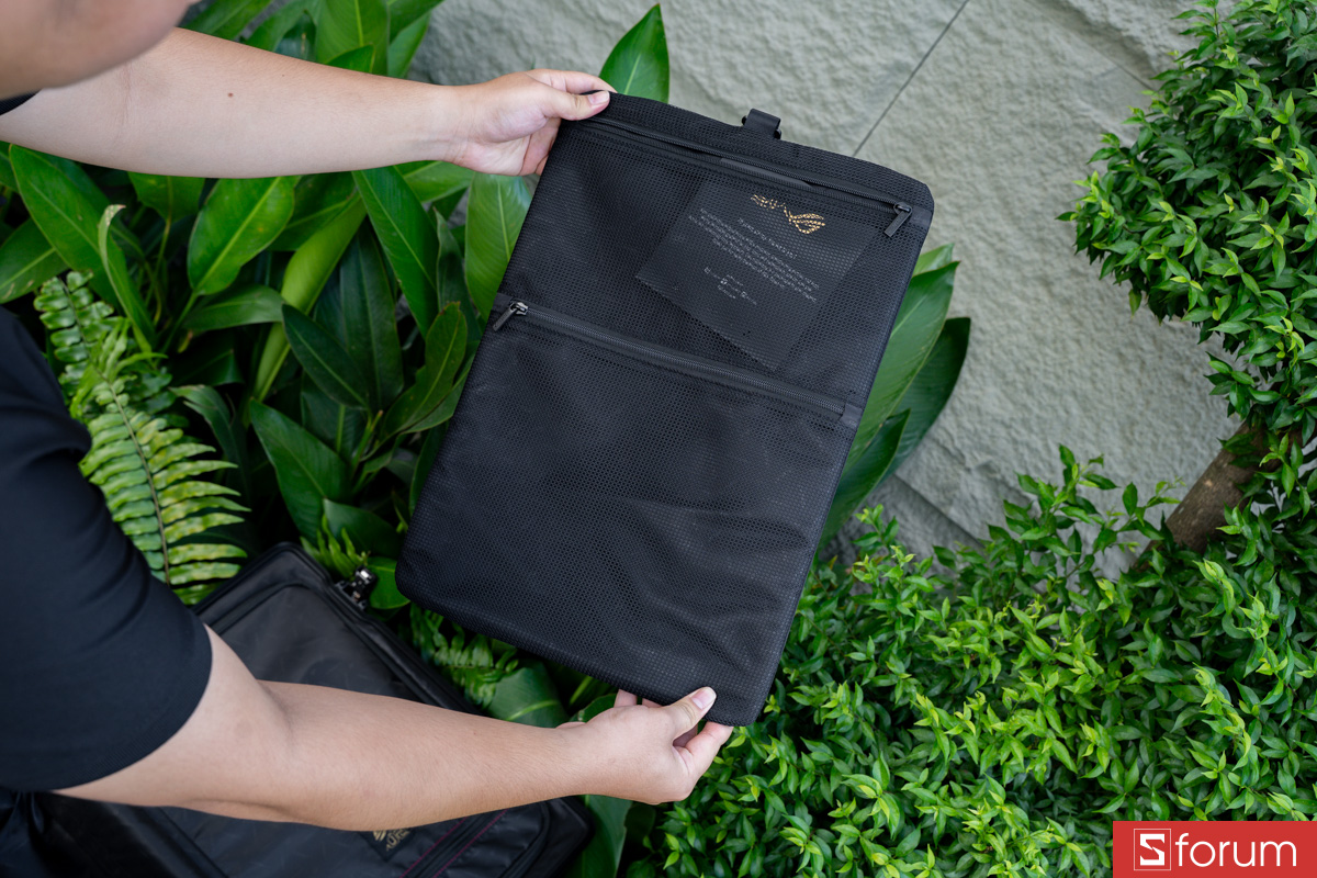 Túi rời trên ASUS ROG SLASH Hard-Case Luggage Edition 20