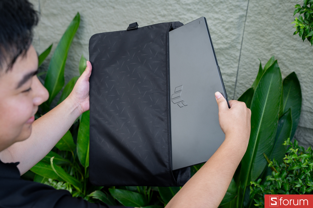 Túi rời trên ASUS ROG SLASH Hard-Case Luggage Edition 20