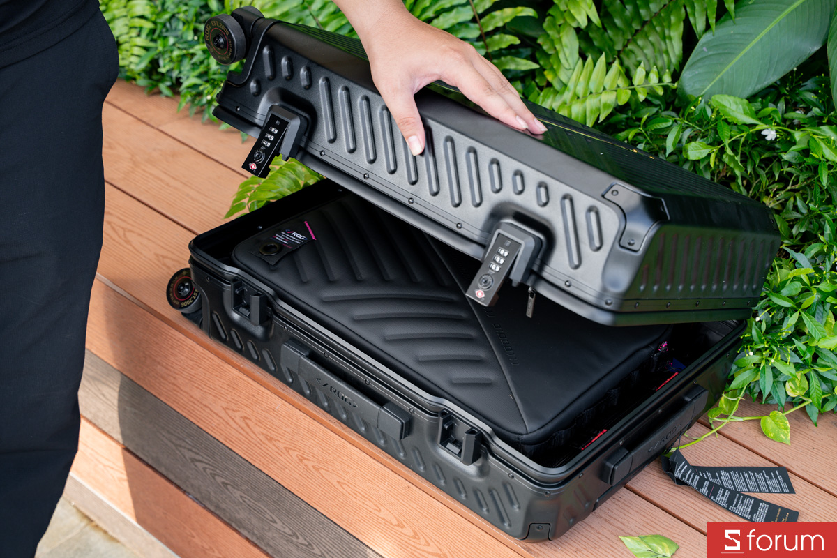 Khóa TSA trên ASUS ROG SLASH Hard-Case Luggage Edition 20