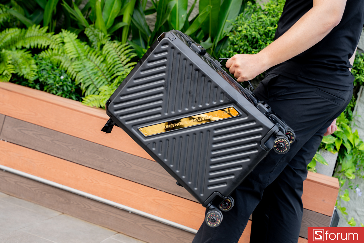 Cảm giác xách ASUS ROG SLASH Hard-Case Luggage Edition 20