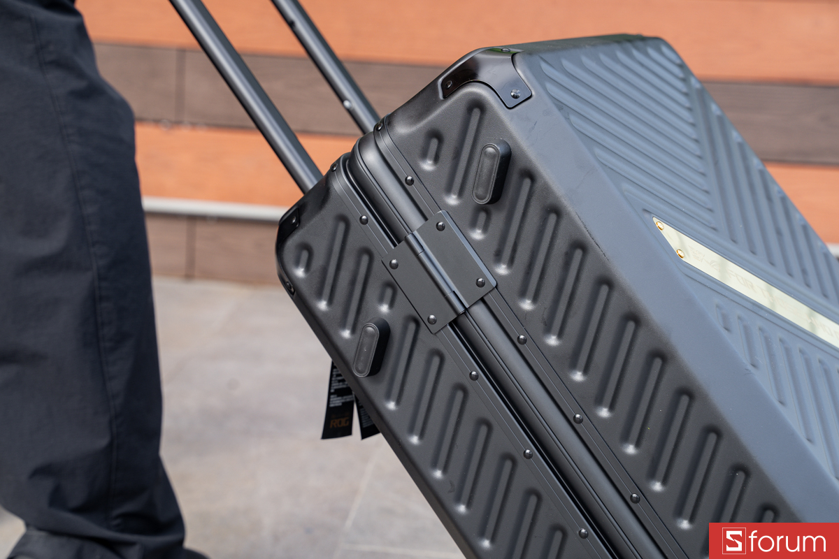 Bản lề trên ASUS ROG SLASH Hard-Case Luggage Edition 20