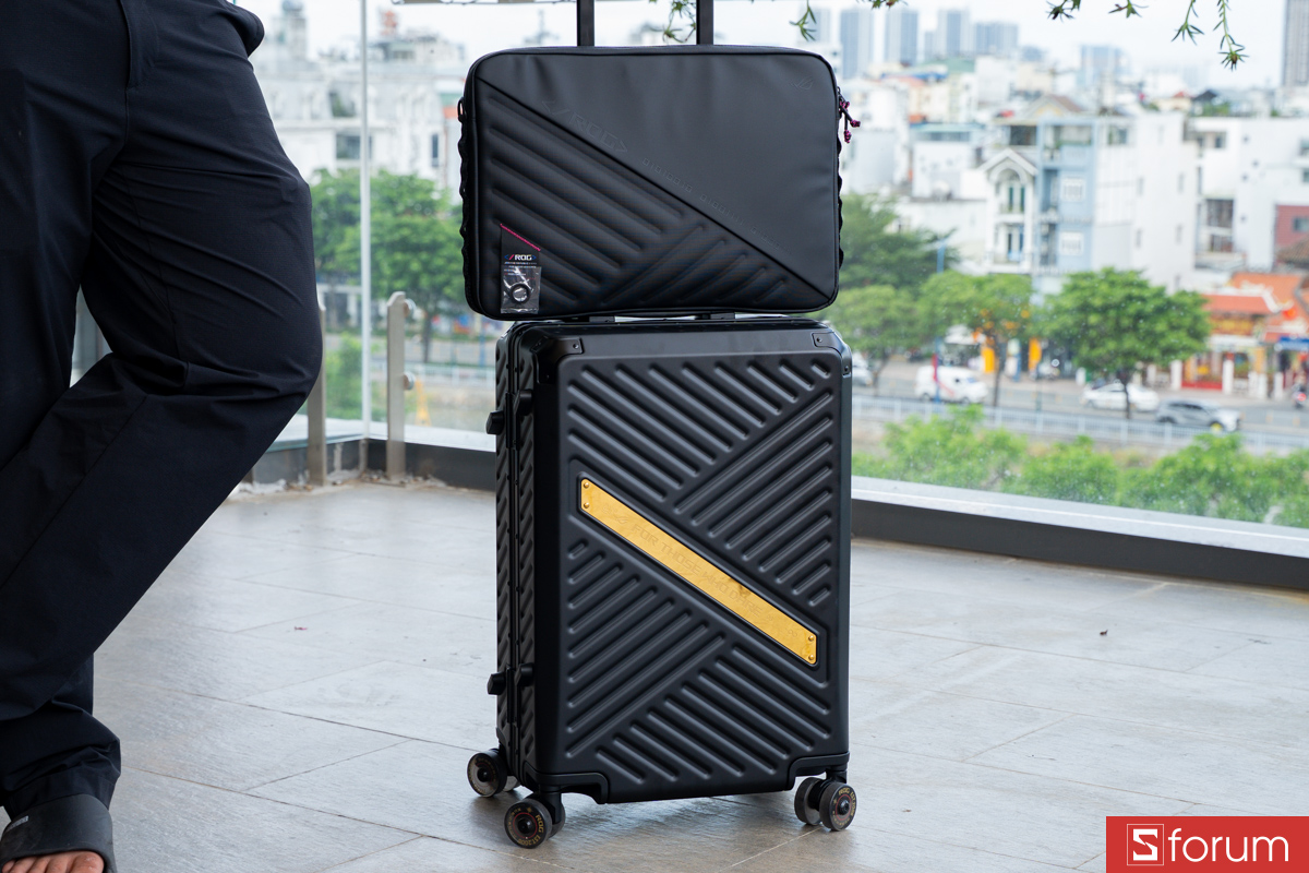 Dùng thực tế với ASUS ROG SLASH Hard-Case Luggage Edition 20