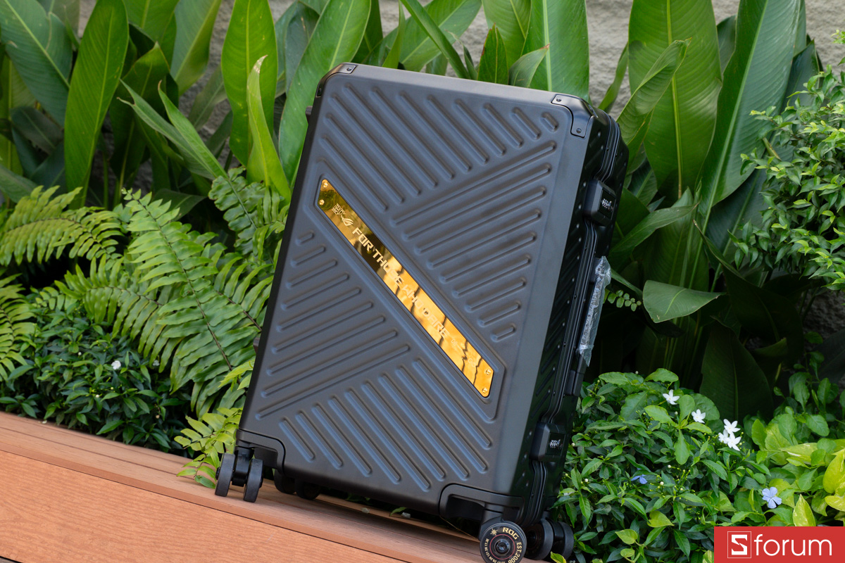 Mặt trước ASUS ROG SLASH Hard-Case Luggage Edition 20