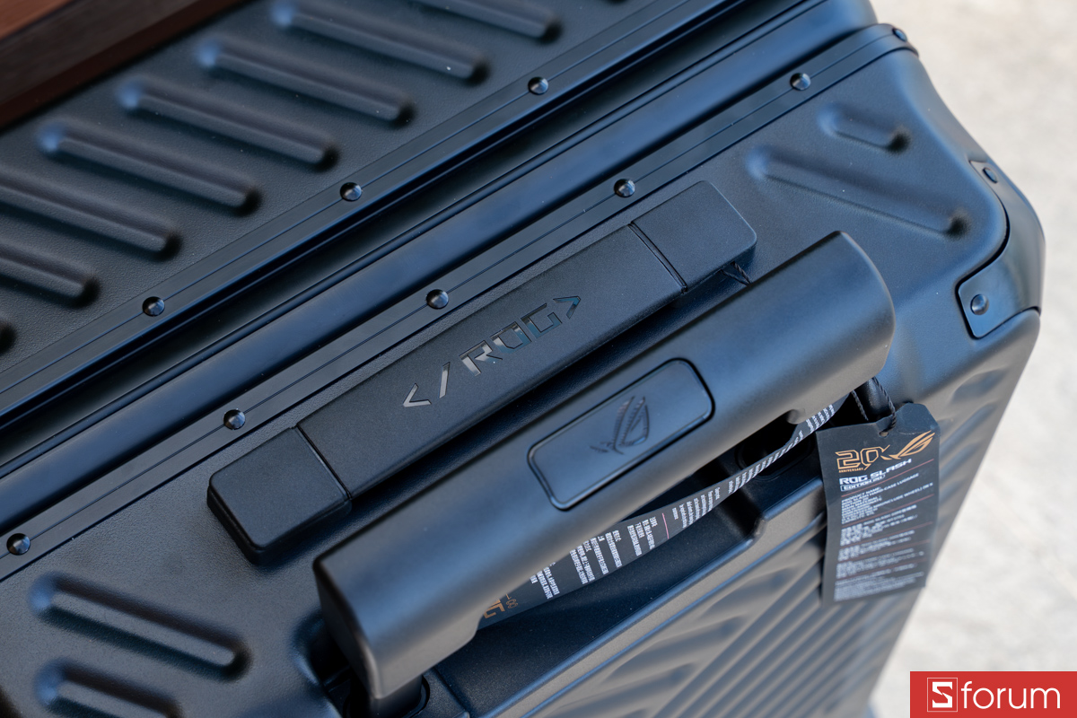 Tay kéo trên ASUS ROG SLASH Hard-Case Luggage Edition 20