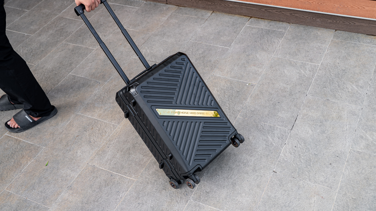 Trên tay ASUS ROG SLASH Hard-Case Luggage Edition 20: Trên tay ASUS ROG SLASH Hard-Case Luggage Edition 20: Vali kỷ niệm 20 năm ROG, món đồ "phải có" của fan cứng giá 18 triệu