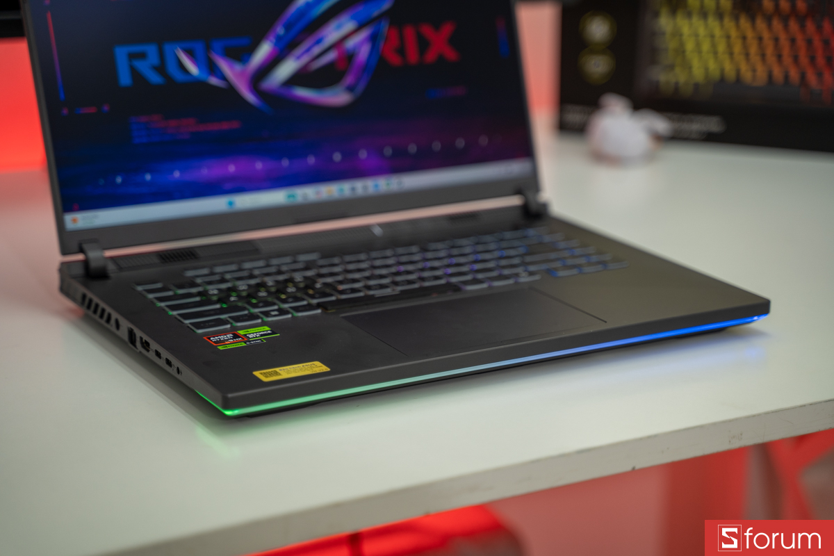 Đèn viền ROG cạnh trước ASUS ROG Strix G16