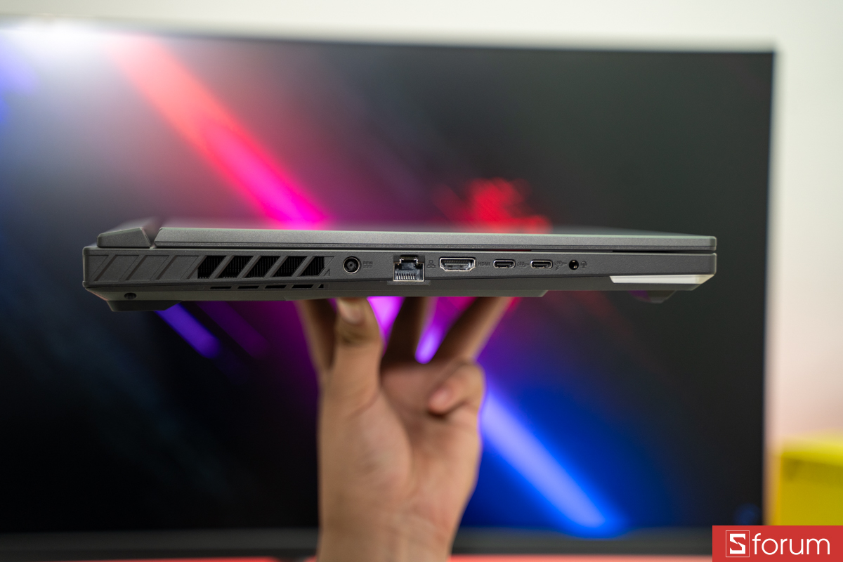 Cạnh trái trên ASUS ROG Strix G16