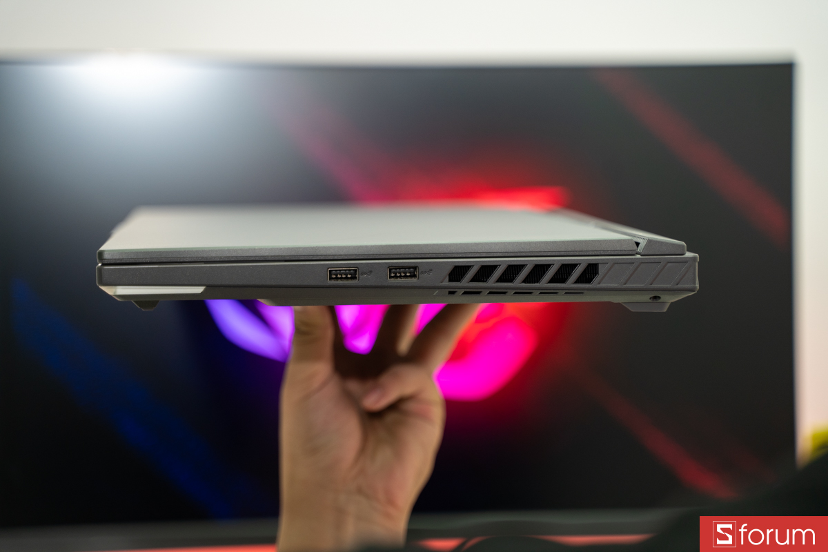Cạnh phải trên ASUS ROG Strix G16