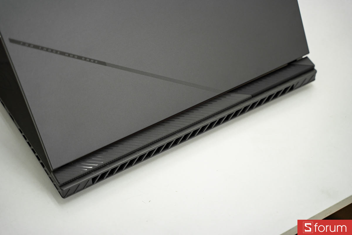 Cạnh sau ASUS ROG Strix G16