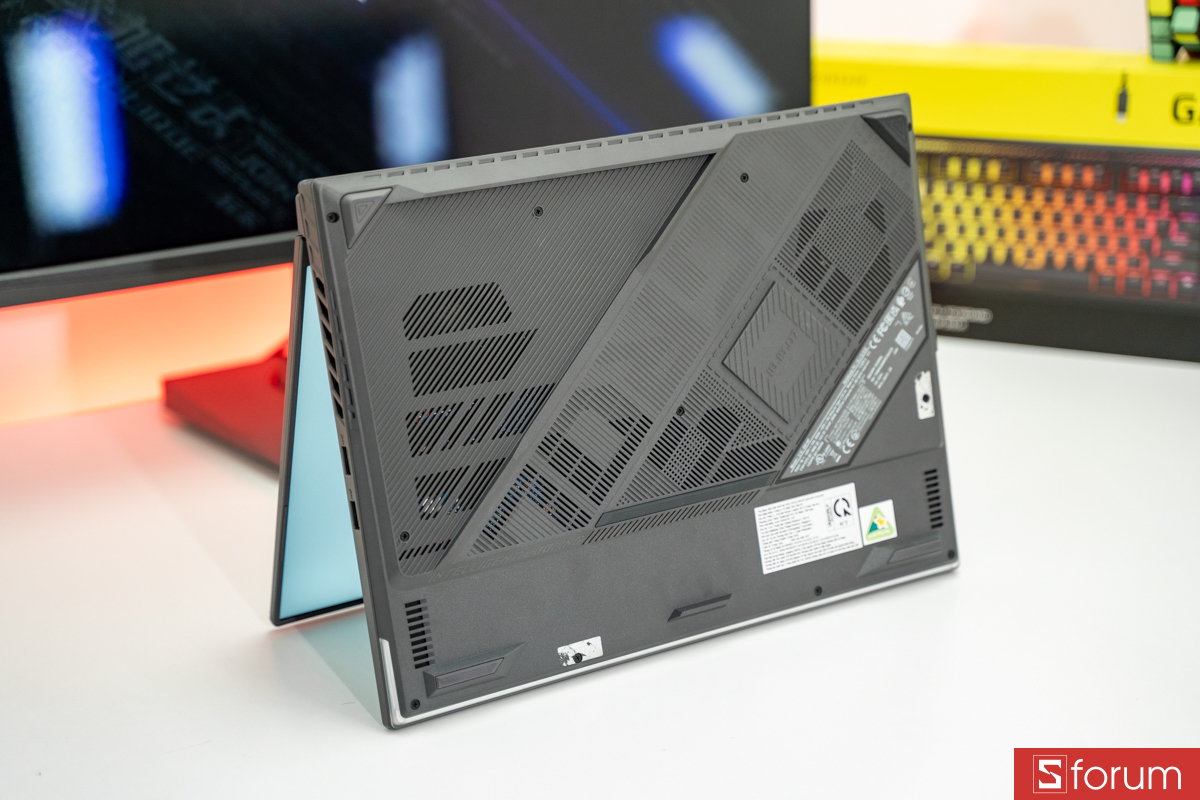 Mặt đáy ASUS ROG Strix G16