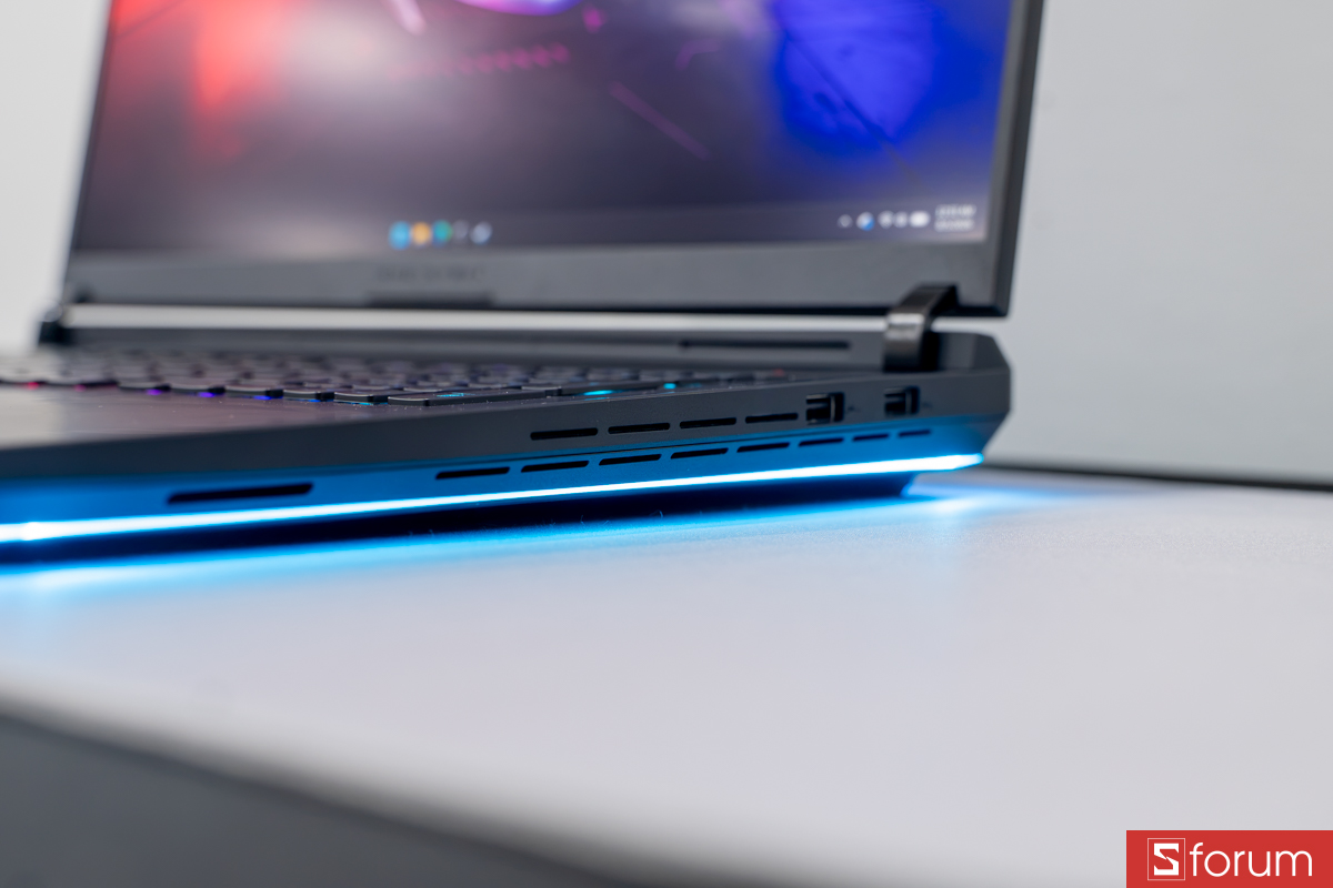 Dải đèn LED bao quanh toàn thân ROG Strix Scar 2026