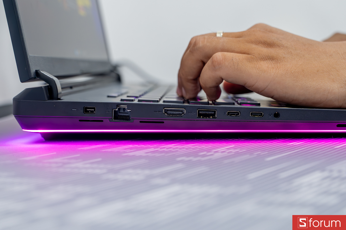 Hệ thống cổng kết nối trên ROG Strix Scar 18 2026
