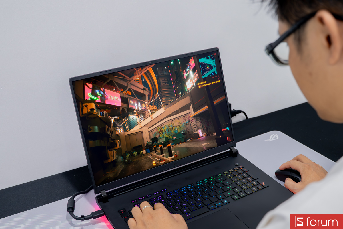 Chơi game trên ROG Strix Scar 18 2026