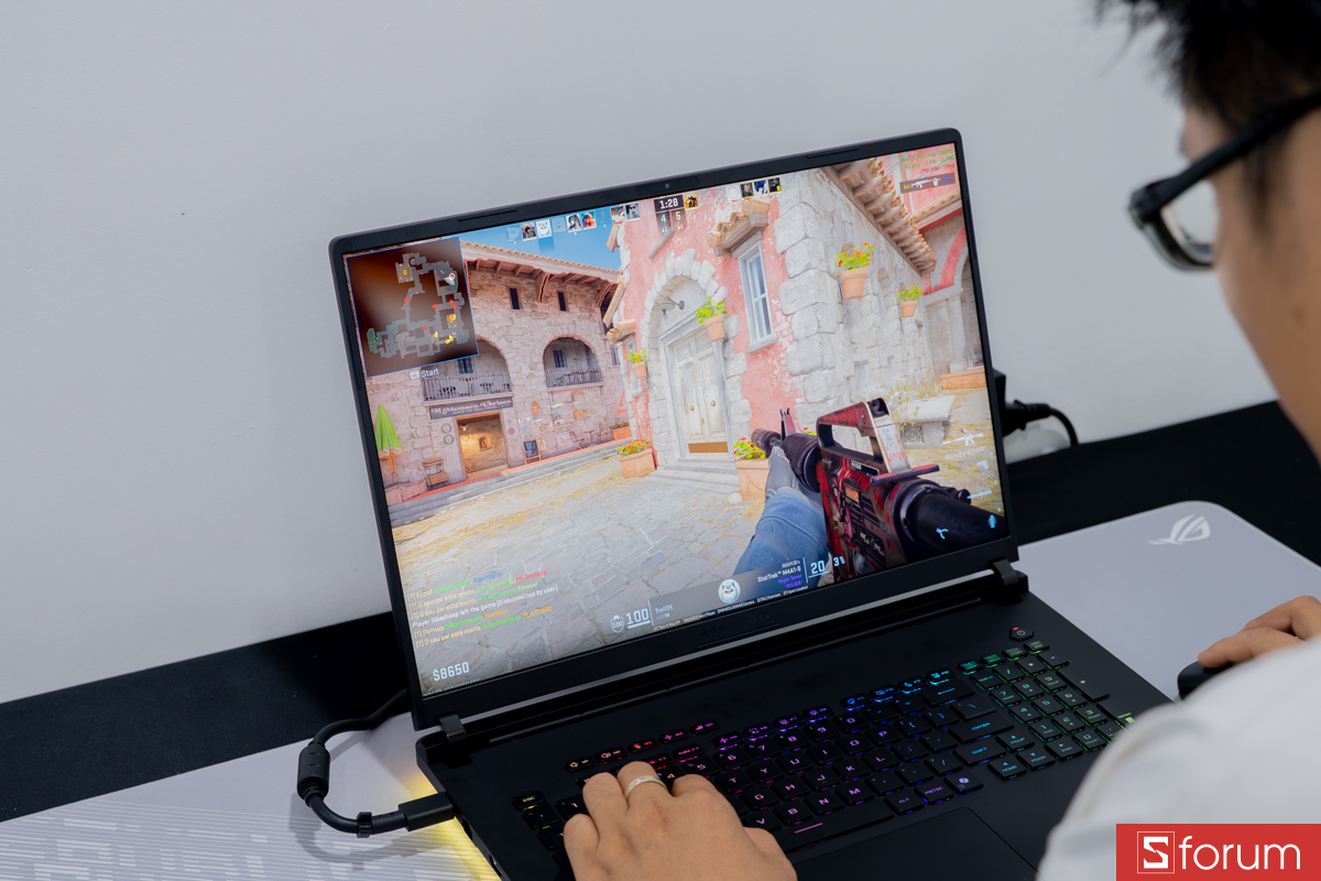 Chơi game trên ROG Strix Scar 18 2026