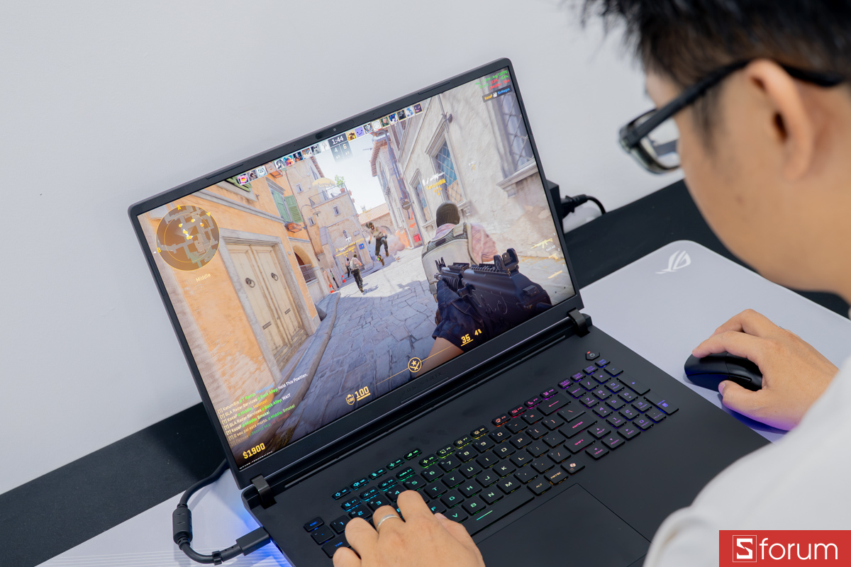 Chơi game trên ROG Strix Scar 18 2026