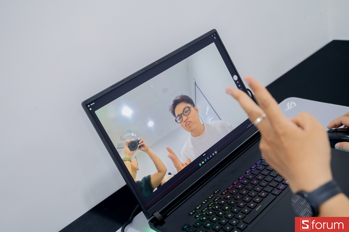 Webcam trên ROG Strix Scar 18 2026
