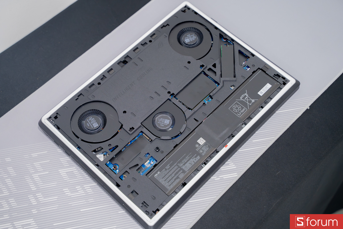 Dễ dàng nâng cấp RAM và SSD trên ROG Strix Scar 18 2026